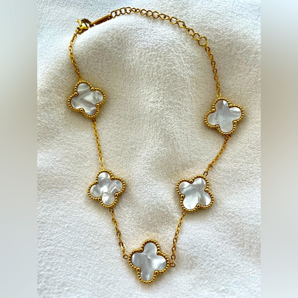 Vintage clover bracelet, excellent pre-loved condition